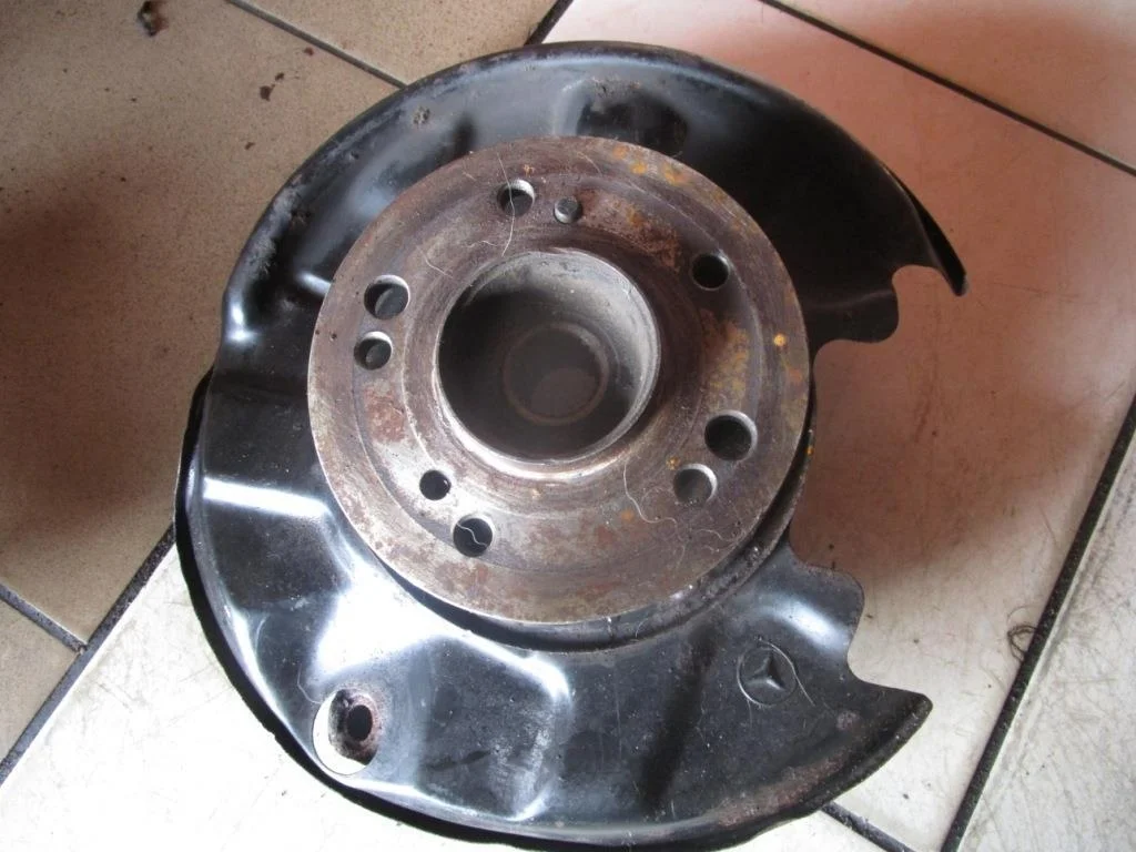 Кулак подвески задний левый Mercedes-Benz