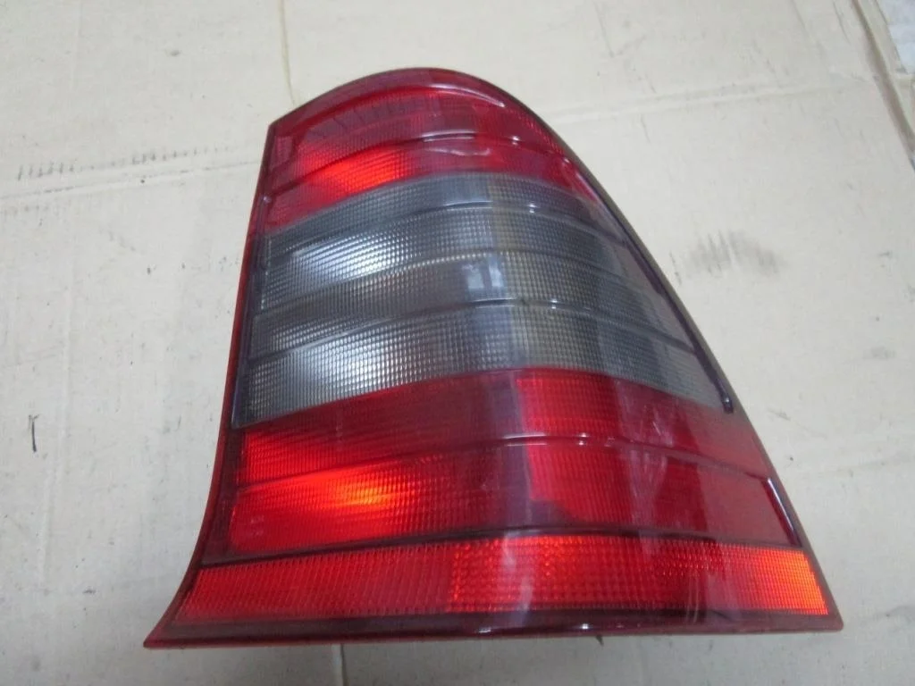 Фонарь задний правый Mercedes-Benz