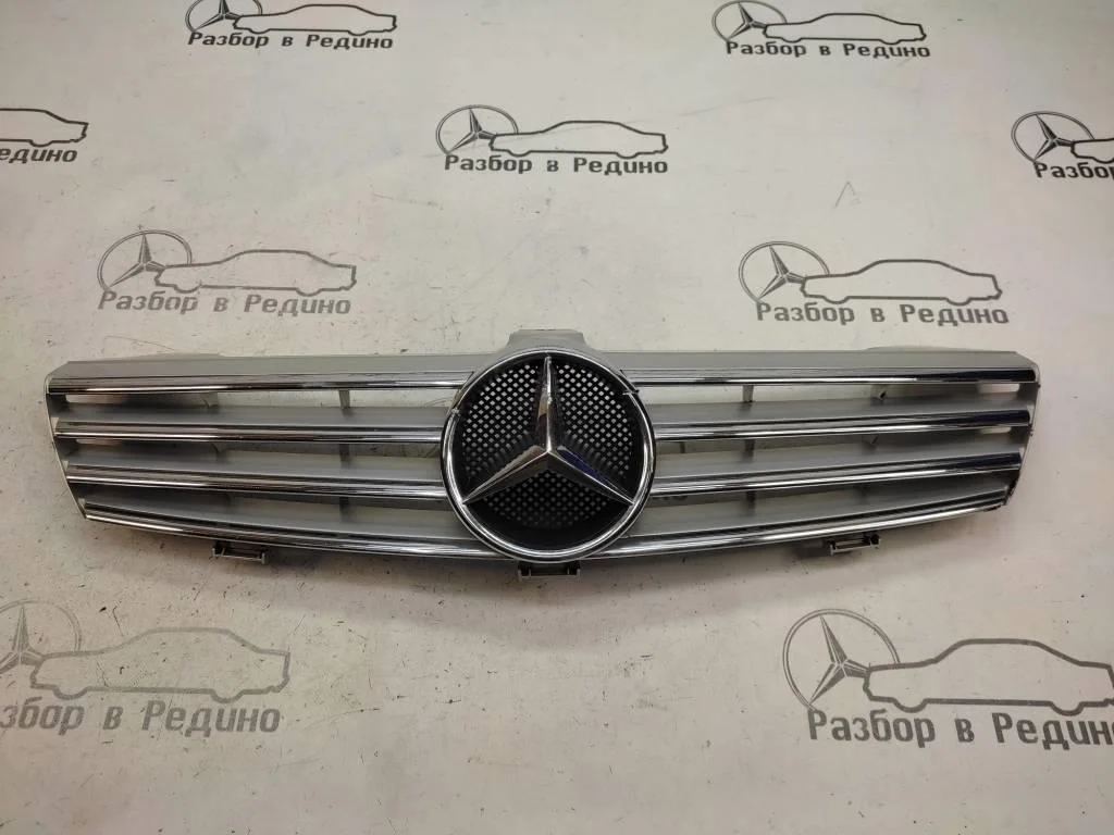 Решетка радиатора Mercedes-Benz