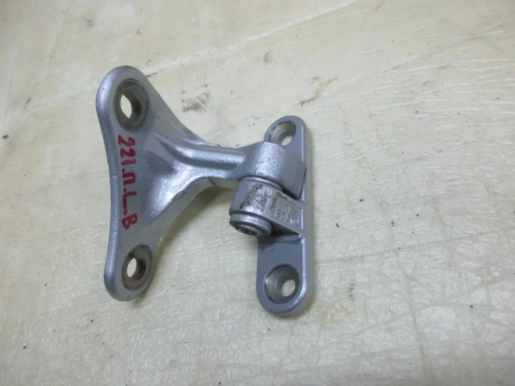 Петля двери Mercedes-Benz