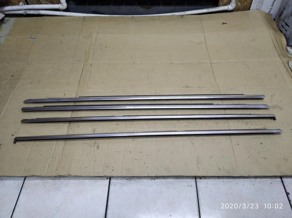 Молдинг стекла двери Mercedes-Benz