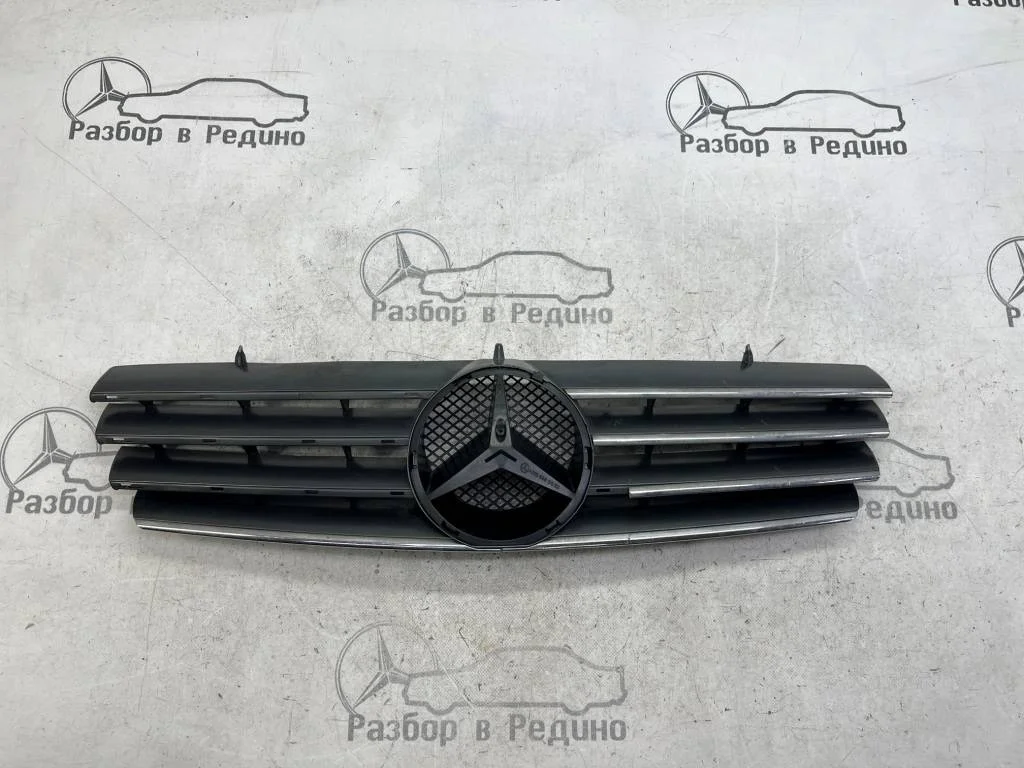 Решетка радиатора Mercedes-Benz