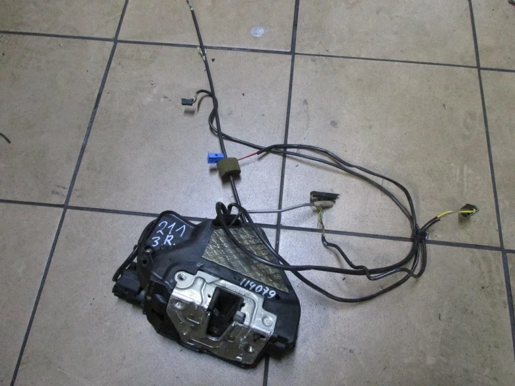 Замок двери задней правой Mercedes-Benz