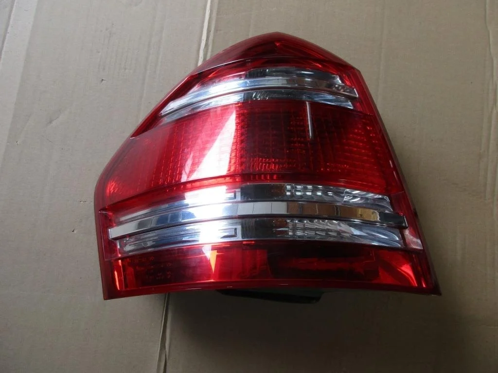 Фонарь задний левый Mercedes-Benz
