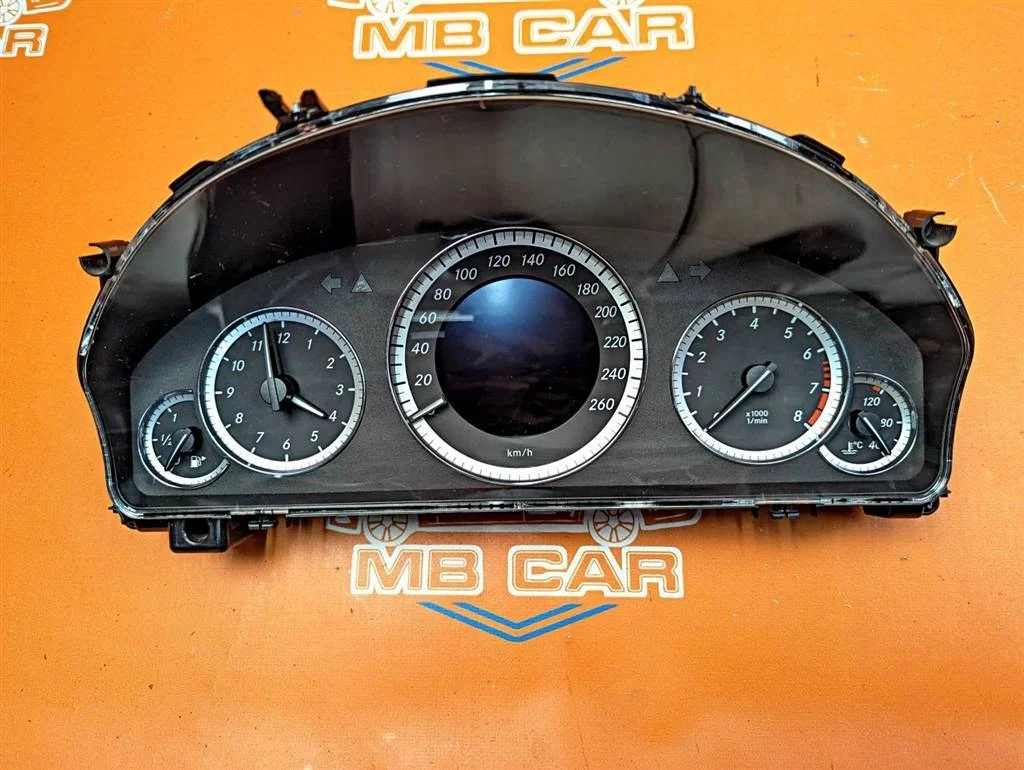Щиток приборов Mercedes-Benz