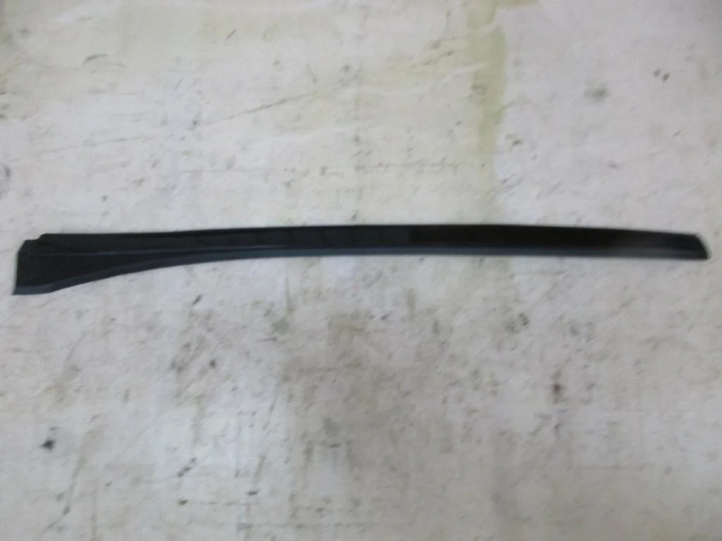 Молдинг лобового стекла Mercedes-Benz