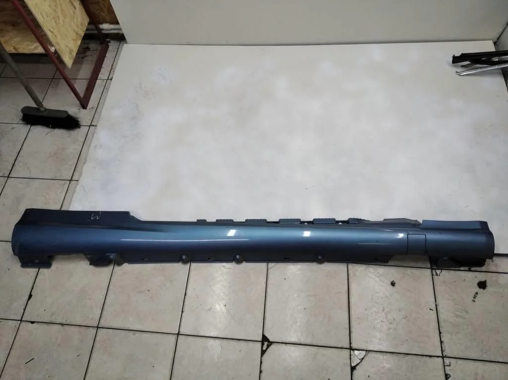 Порог пластиковый правый Mercedes-Benz