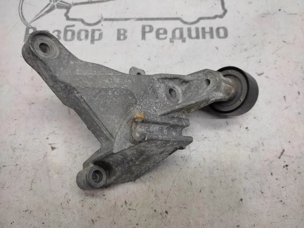Кронштейн обводного ролика Mercedes-Benz
