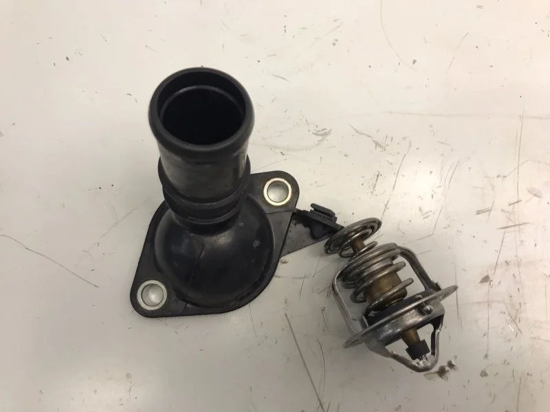 Корпус термостата Mazda 3 2003-2006 BK