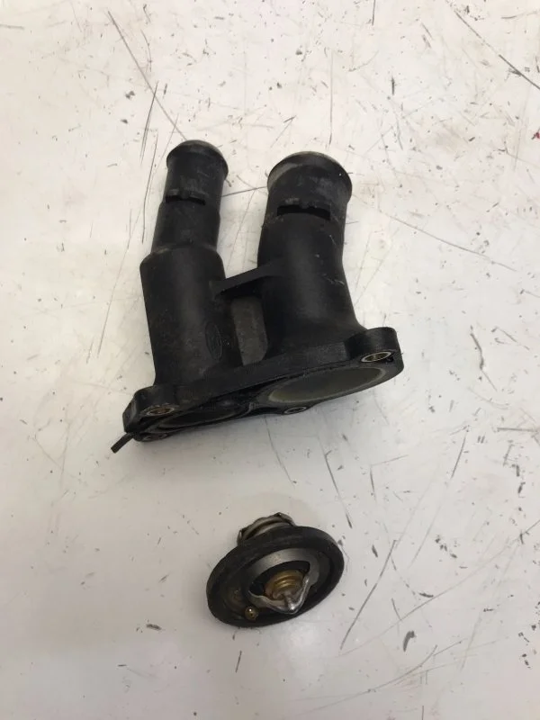 Корпус термостата Ford Focus 2 2004—2008