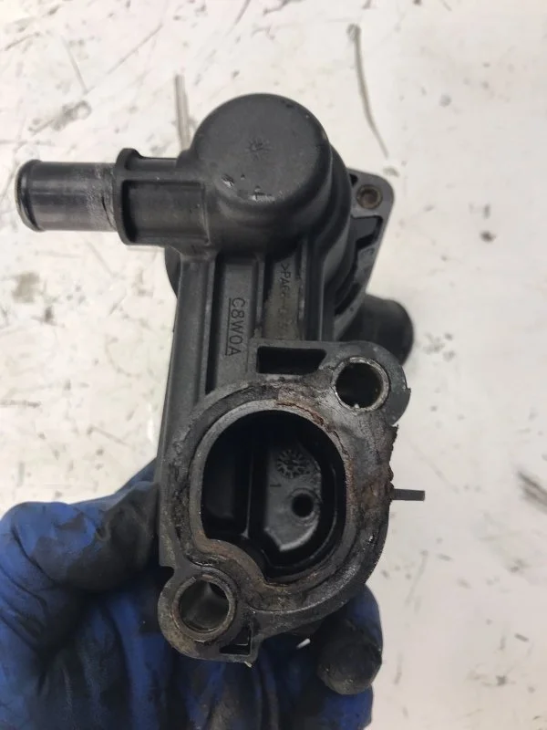 Корпус термостата Ford C-MAX 2003-2010 1148329 KKDA