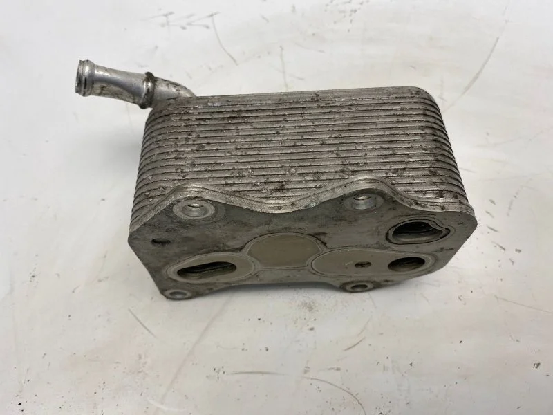 Радиатор масляный Volkswagen Passat B6 2005-2010 06D117021C BVY