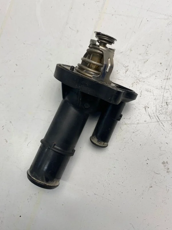 Корпус термостата Ford Focus 2 2004—2011 1302167 QQDB