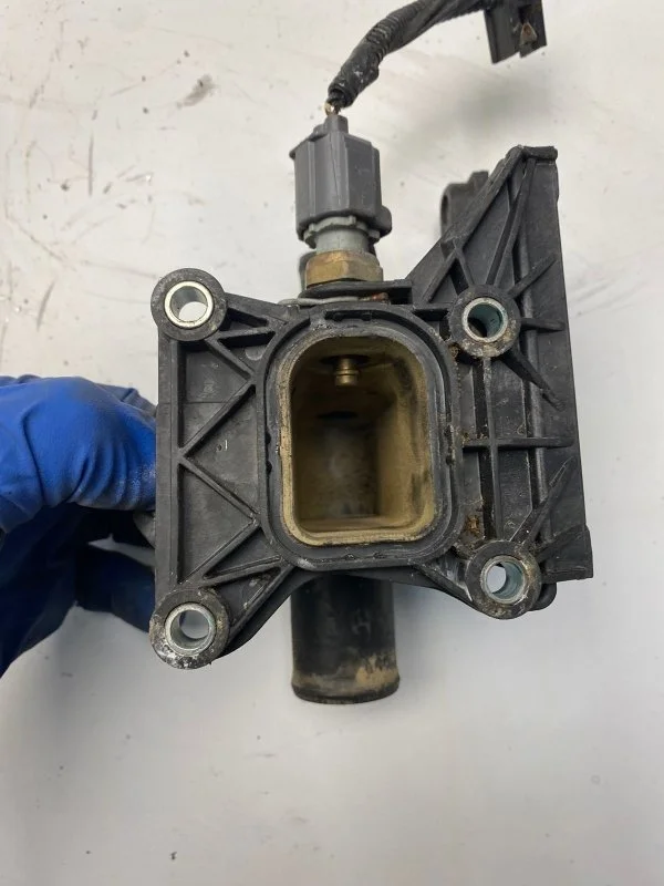 Фланец двигателя системы охлаждения Ford Focus 2 2005-2011 1360282 AODA