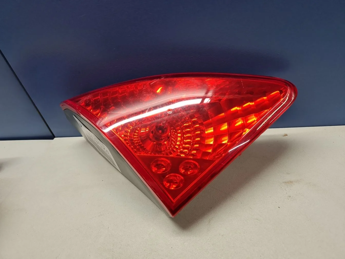 Фонарь в крышку левый для Peugeot 3008 2009-2016