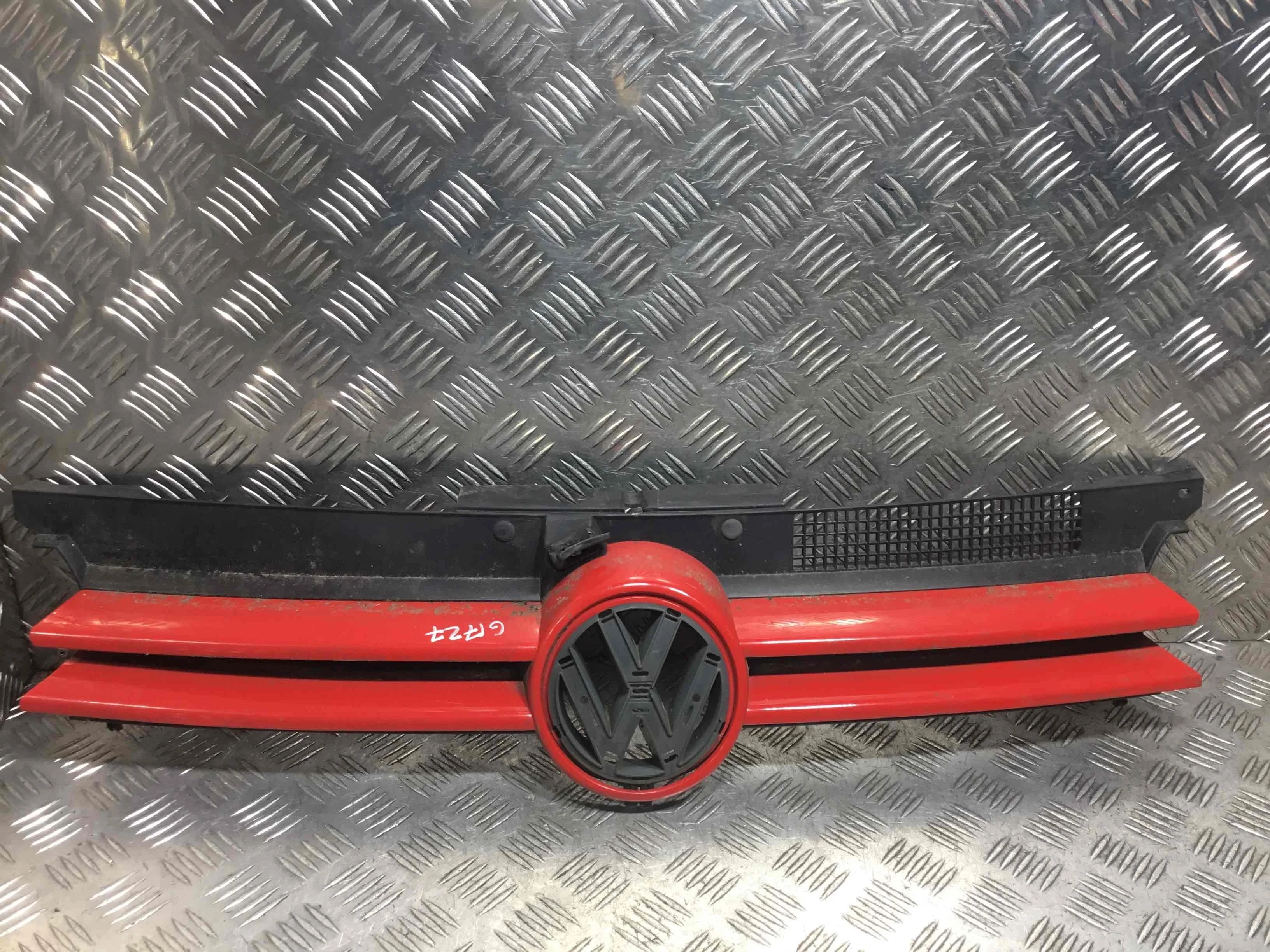 Решетка радиатора Volkswagen Golf 4 поколение (1997-2004) бензин 1.4 i Механика Х/б