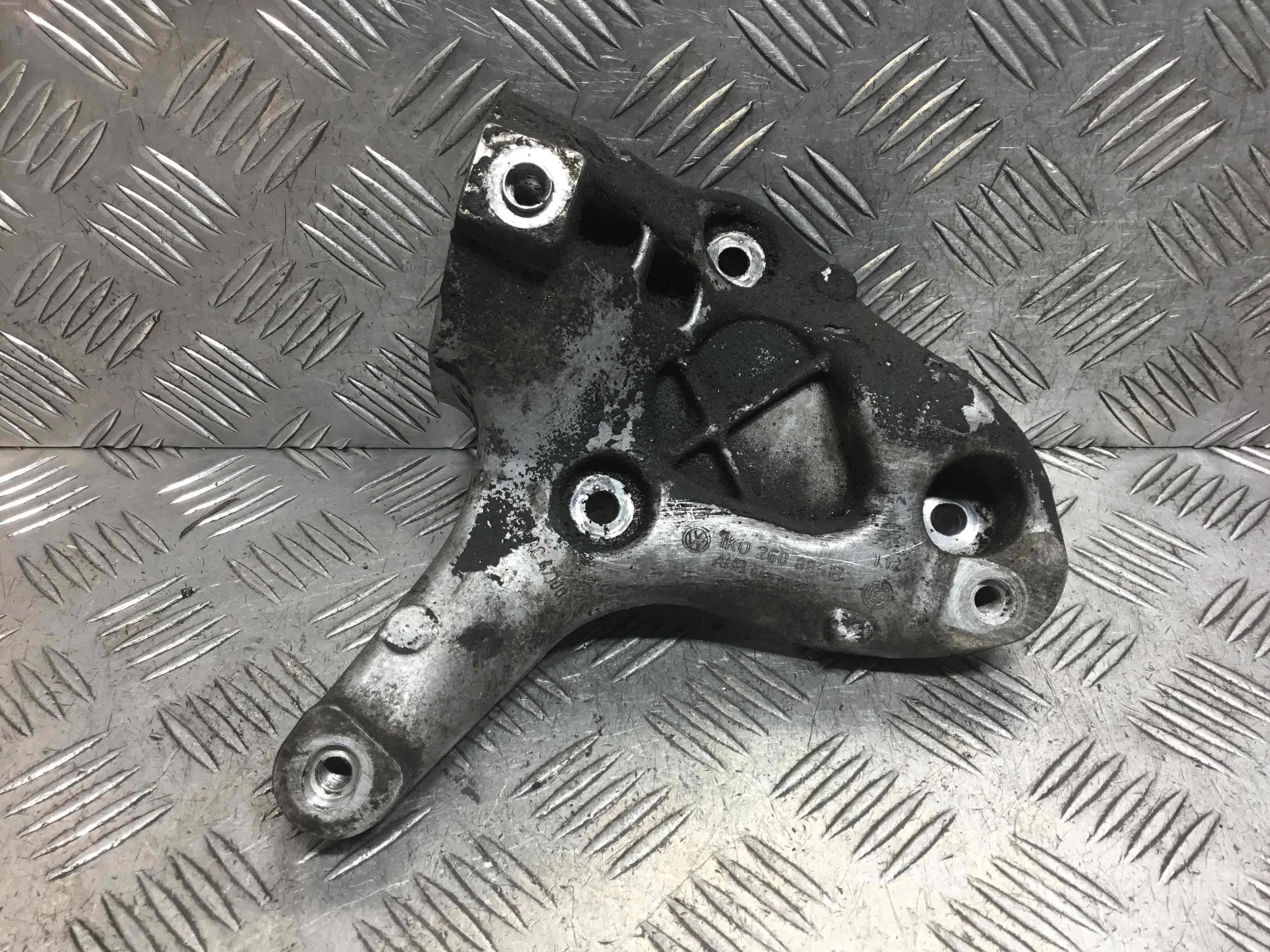 Кронштейн компрессора кондиционера Volkswagen Golf 6 поколение (2008-2015) бензин 1.4 TSI Механика Универсал