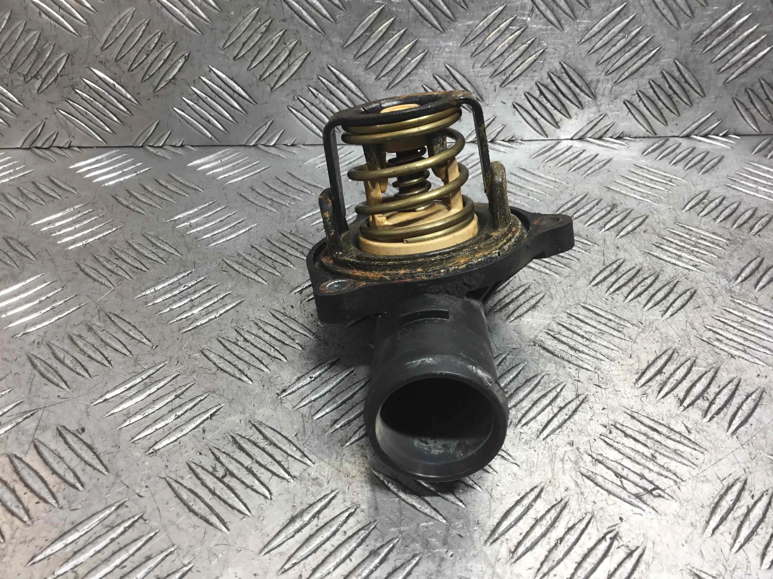 Корпус термостата Audi A6 C6/4F (2004-2008) дизель 2.7 TDI Вариатор Седан