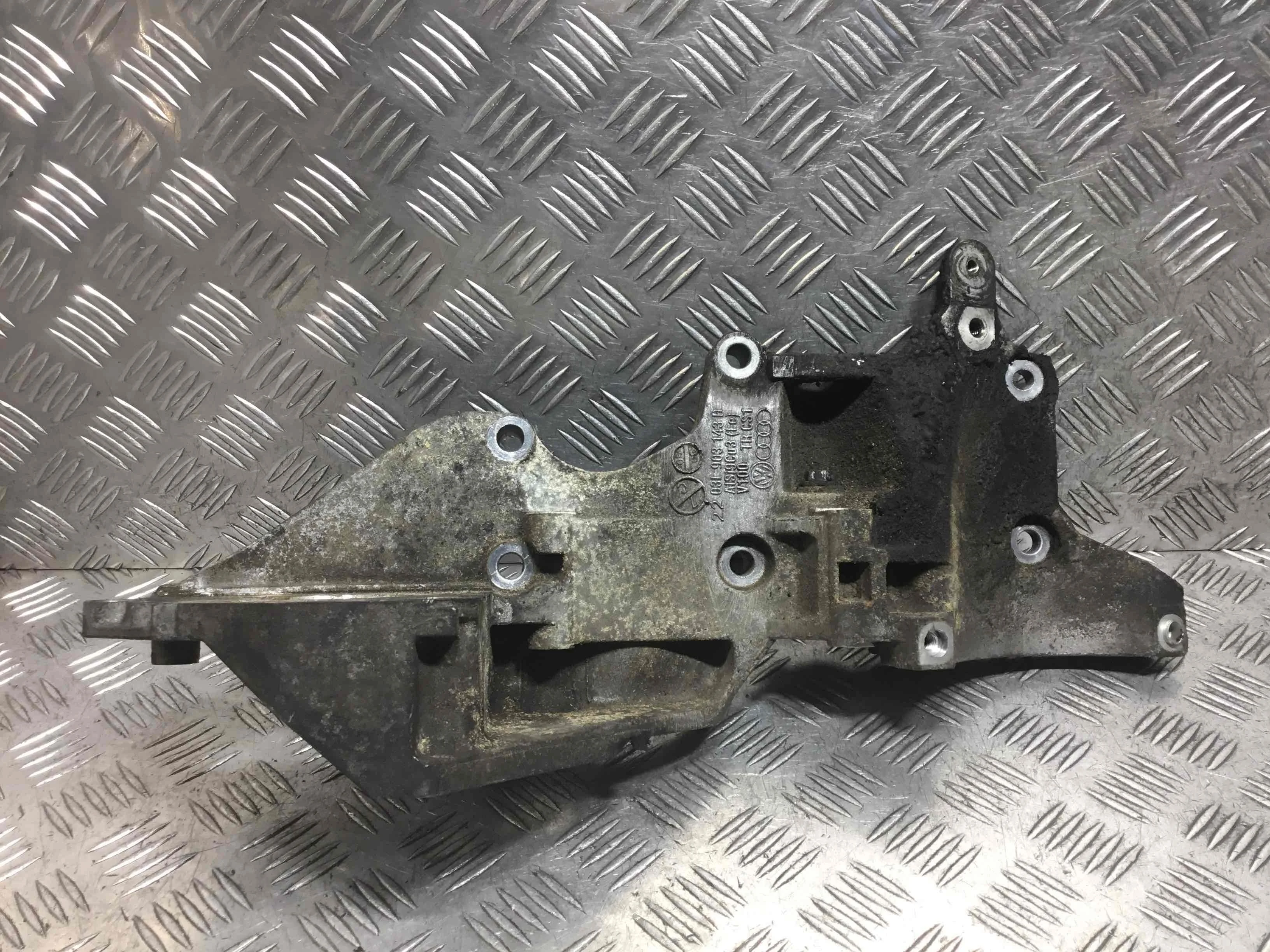 Кронштейн генератора Volkswagen Golf 6 поколение (2008-2015) дизель 2.0 TDI DSG Х/б