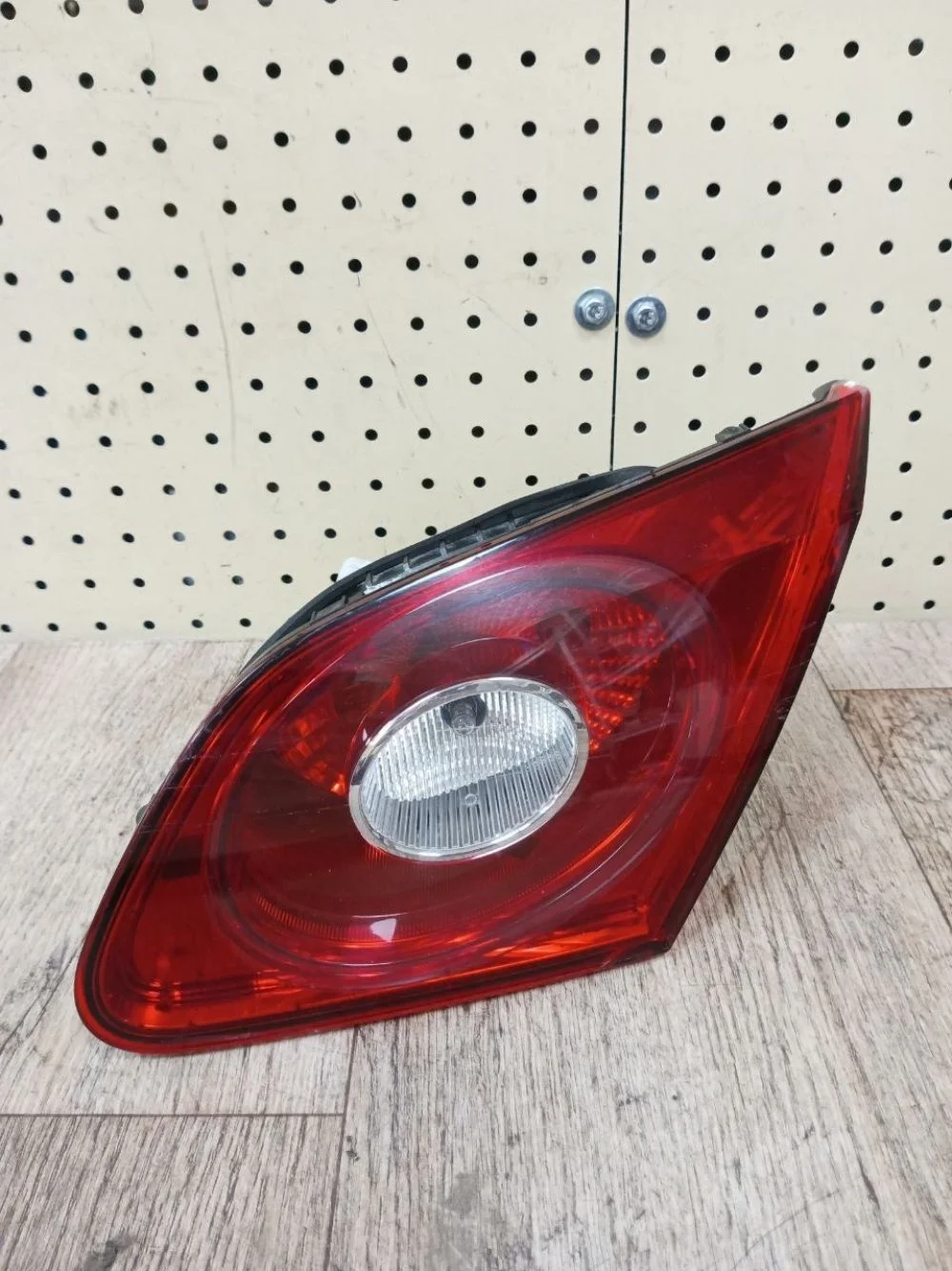 Фонарь задний внутренний Volkswagen Passat CC B6 (2008—2012) Passat CC B6 (2008—2012) 358