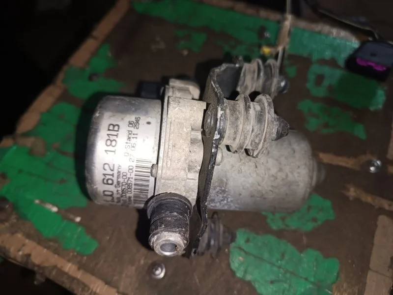 Насос вакуумный Volkswagen Golf 2010 AJ5