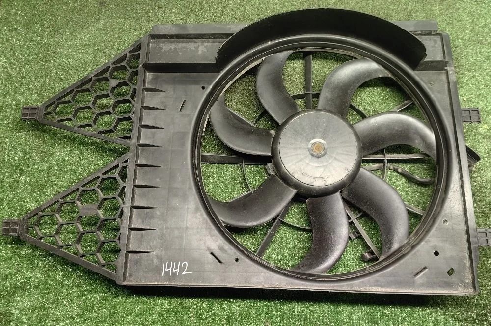 Диффузор вентилятора в сборе VW Polo V