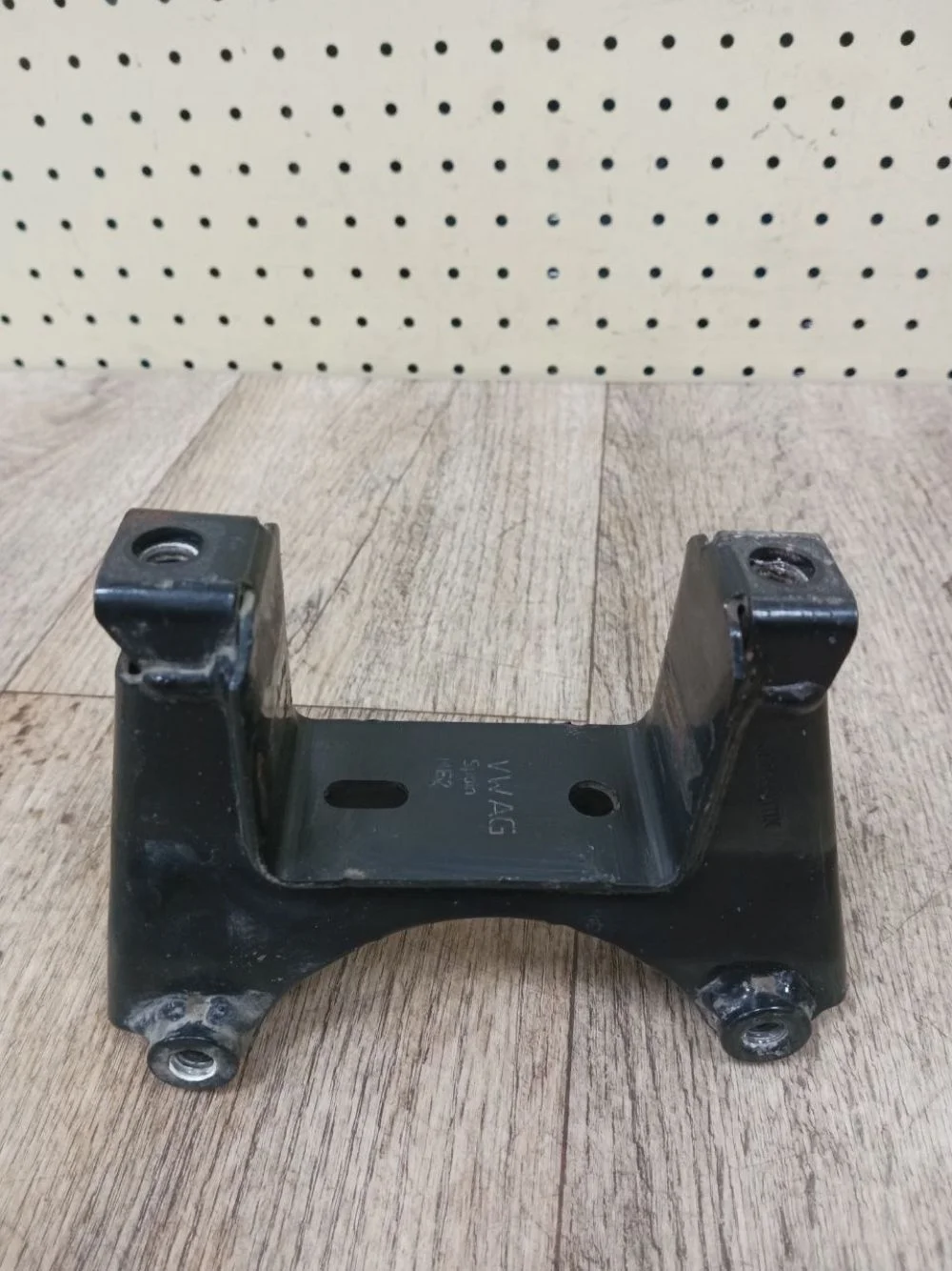 Кронштейн двигателя левый Volkswagen Polo V (2009—2015) Polo V (2009—2015) KG3, 6J1, 6J5, 6J8, 6L1, 6L2, 6L5, NH1, NH3, 5U1, 5U2, 8X1, 8XA, 542, 545, 551, 572, 582, 6Y2, 6Y3, 6Y5, 601, 602, 6R1, 9A2, 9J4, 9J6, 9N1, 9N2, 9N3, 5J7, 5Z1, 5Z7