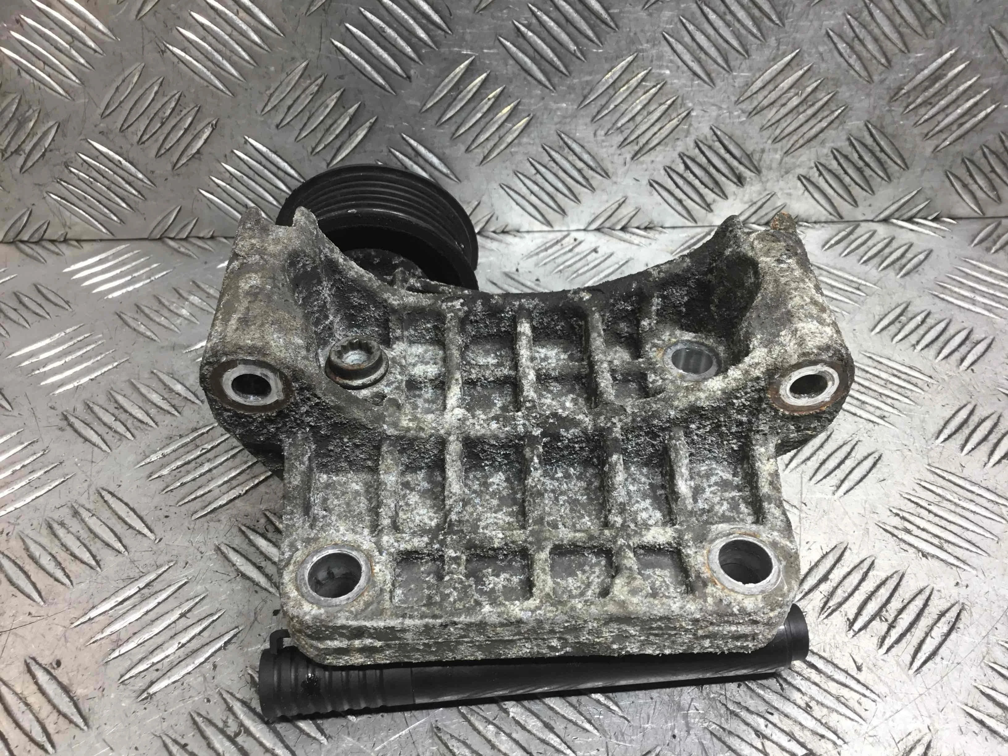 Кронштейн генератора Audi A6 C6/4F (2004-2008) дизель 2.7 TDI Вариатор Седан