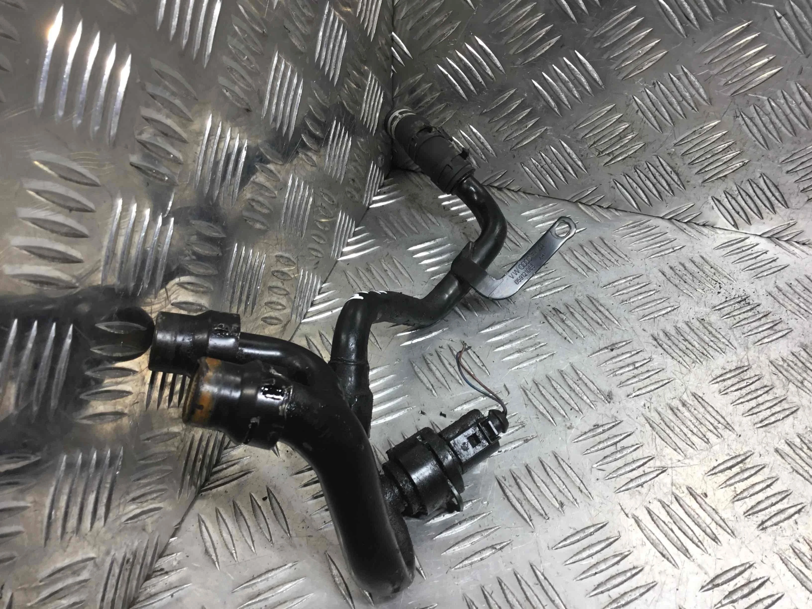 Трубка охлаждающей жидкости металлическая Audi A6 C6/4F (2004-2008) дизель 2.7 TDI Вариатор Седан