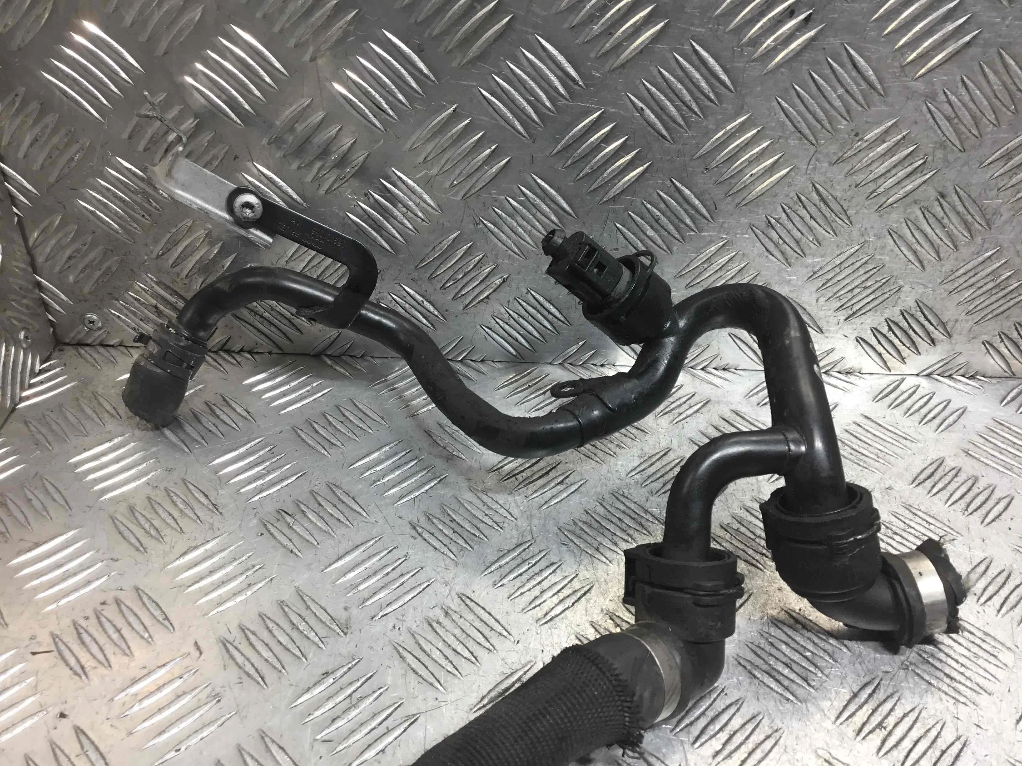 Трубка охлаждающей жидкости металлическая Audi A6 C6/4F (2004-2008) дизель 2.7  Механика Седан