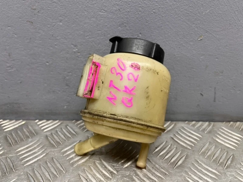 Бачок гура Nissan X-Trail T30