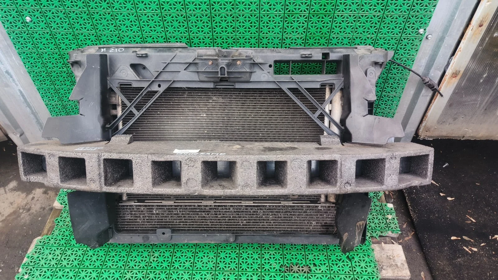 Абсорбер, наполнитель бампера SKODA  RAPID 2013- передний б/у RAPID(2013-