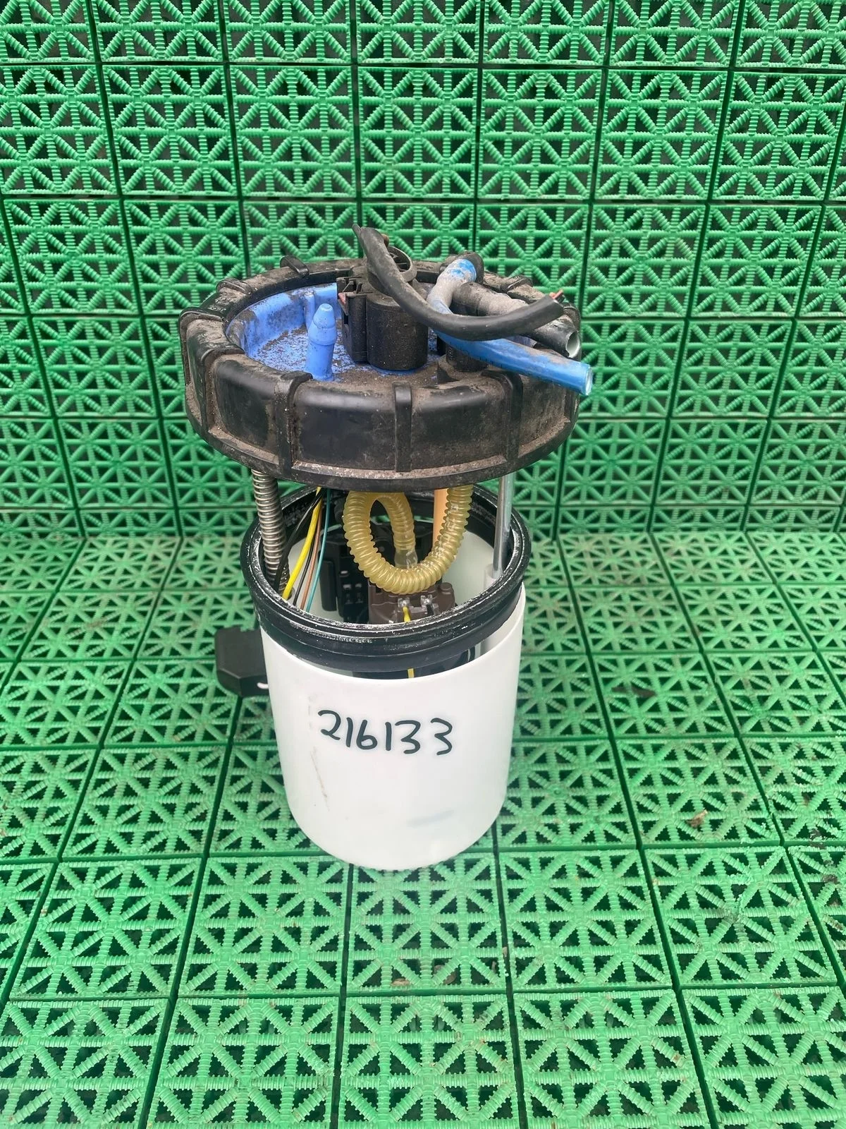 Бензонасос электрический AUDI A1, SKODA FABIA 2, RAPID, VOLKSWAGEN POLO 2010- (в сборе) б/у A1(2011-2014);A2(2000-2005);FABIA 1(2000-2006);FABIA 2(2007-2015);POLO(2002-2005)