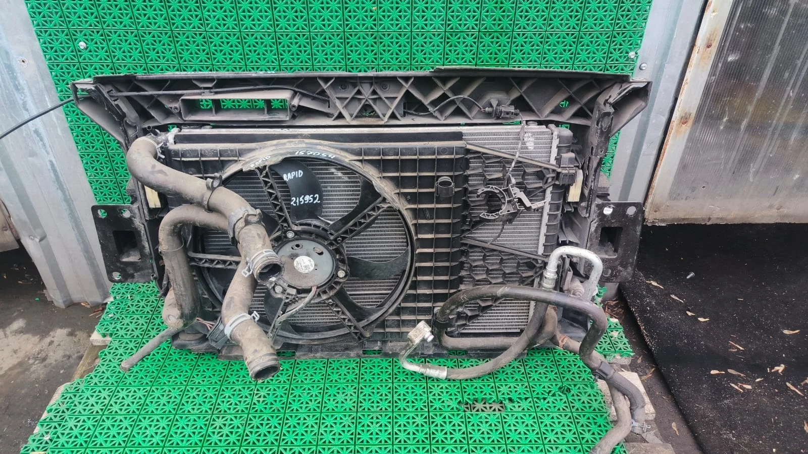 Вентилятор охлаждения радиатора SKODA FABIA 2, RAPID, VOLKSWAGEN POLO 2010- (12мм) б/у FABIA 2(2007-2015);POLO(2010-;RAPID(2013-