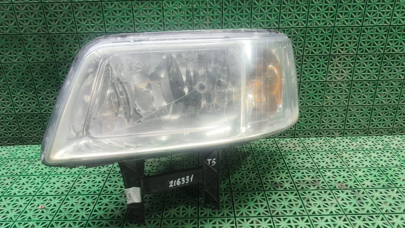 Кронштейн крепления фары VOLKSWAGEN TRANSPORTER 2004- левой б/у TRANSPORTER T5(2003-2015)