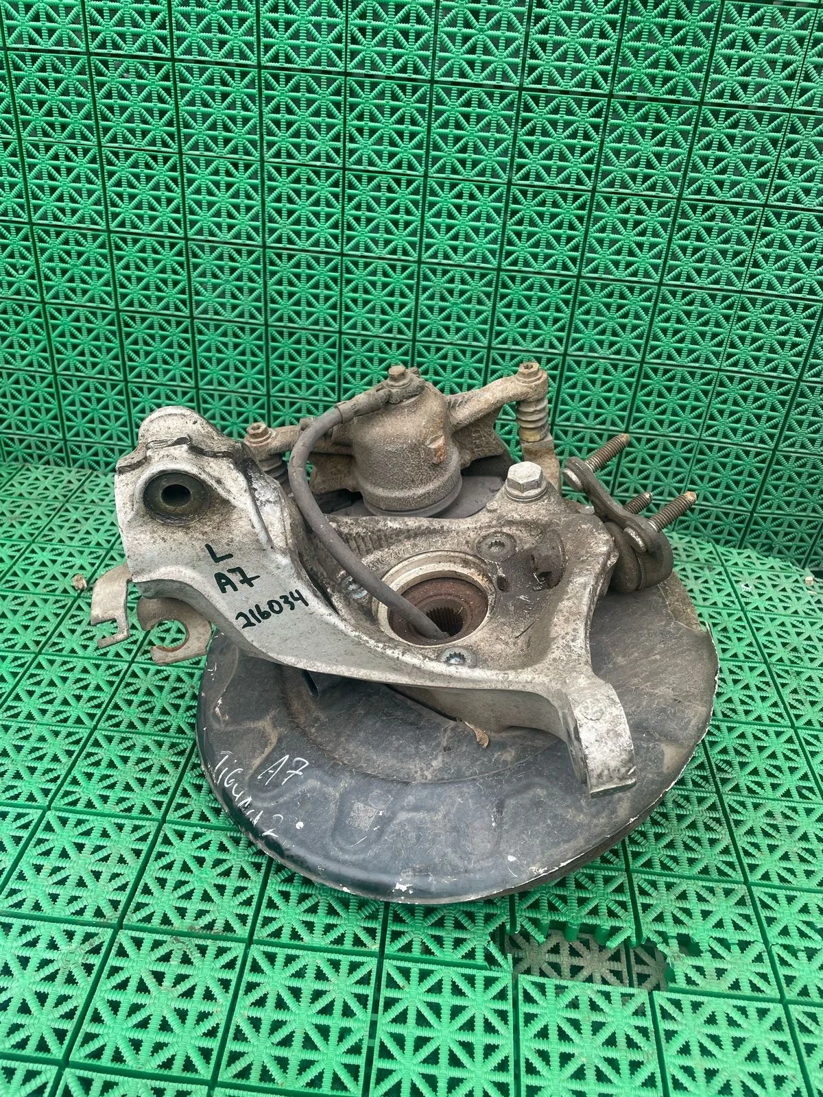 Кулак поворотный AUDI A3, SKODA OCTAVIA A7, VOLKSWAGEN GOLF 7 2013- 3 болта силумин без рогов левый б/у A3(2013-;OCTAVIA A7(2013-;GOLF 7(2013-;PASSAT B8(2015-