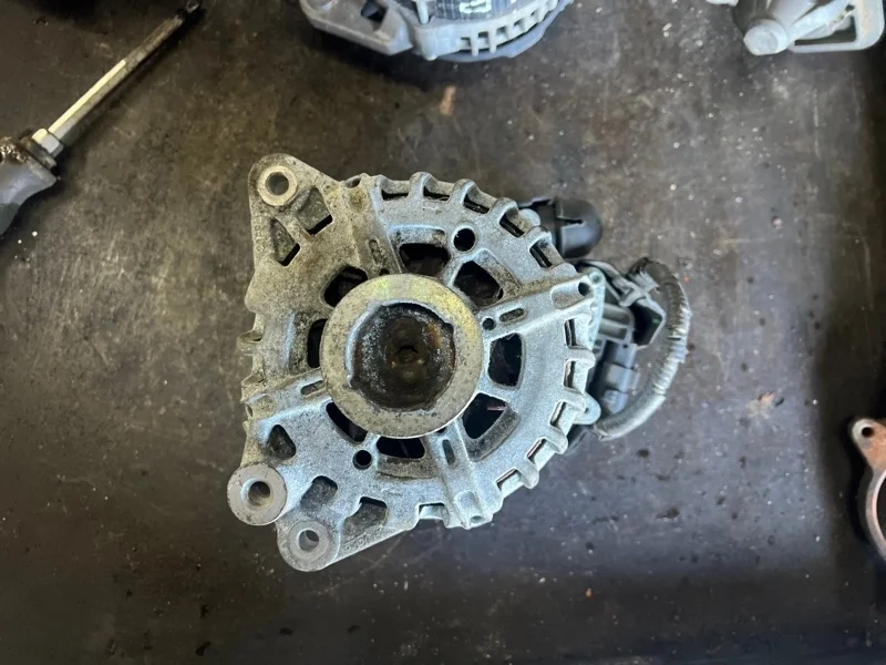 Генератор Nissan Serena 2012 HC26