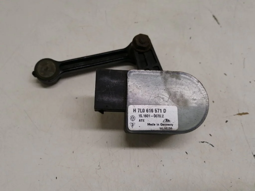 Датчик высоты дорожного просвета Audi Q7 2014 4L