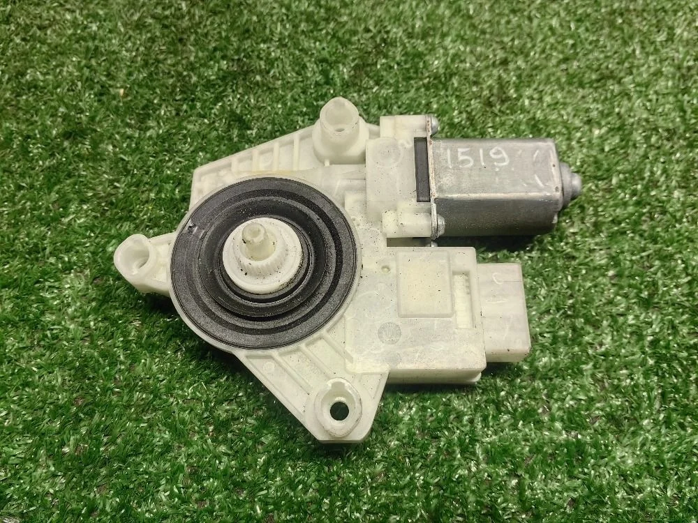 Моторчик стеклоподъемника правый Skoda Rapid