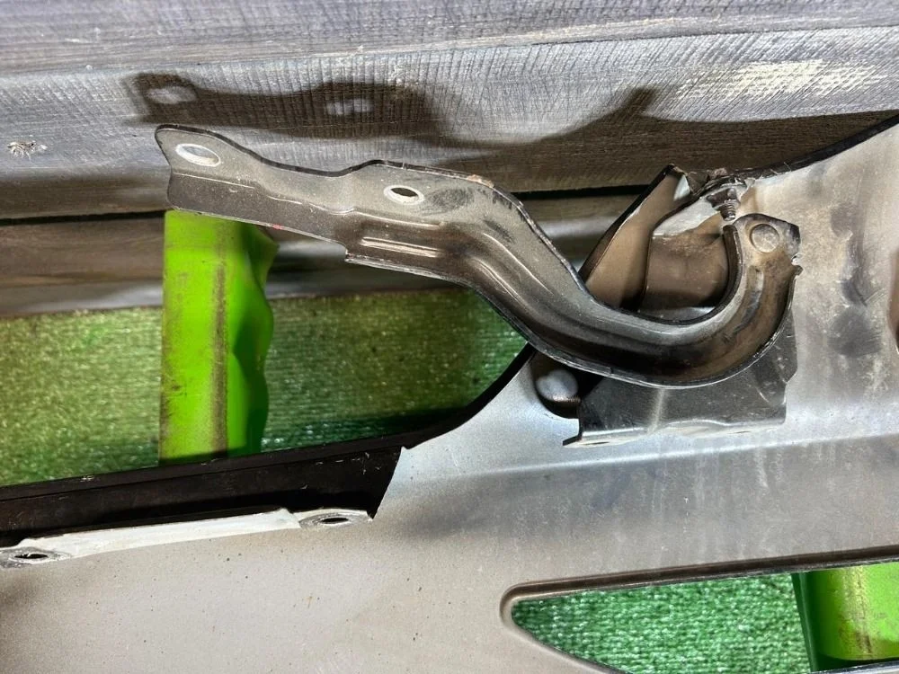 Петля капота правая Kia Rio 3.