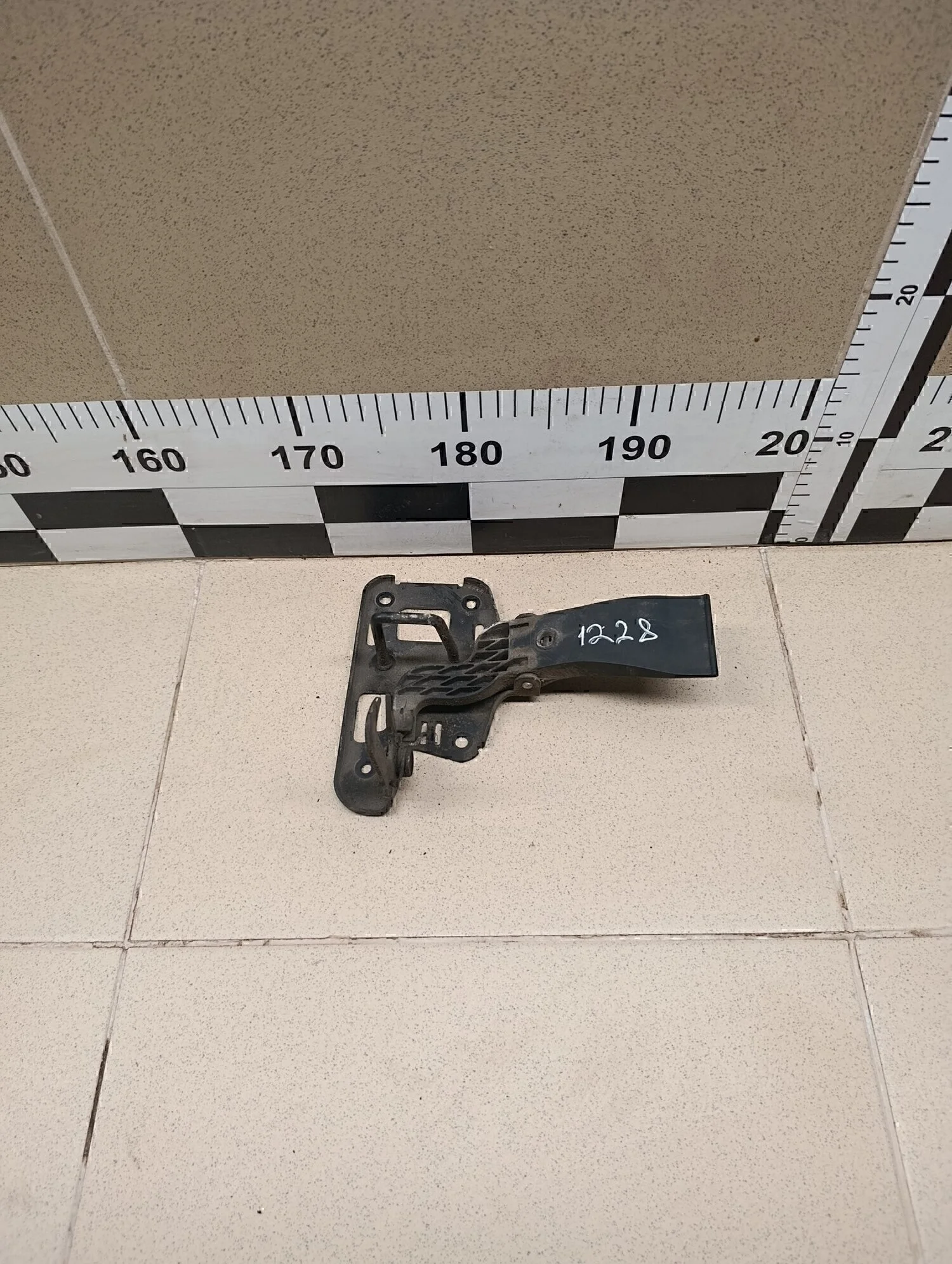 Крючок капота A4 [B8] 2007-2015