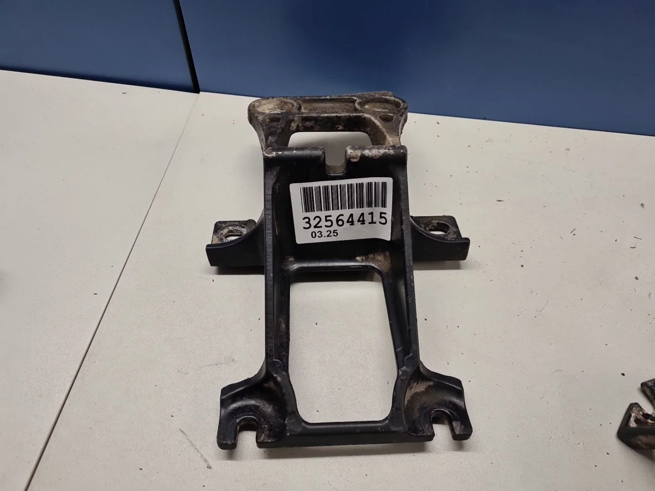 Кронштейн подножки передней левой для Land Rover Range Rover 2012-