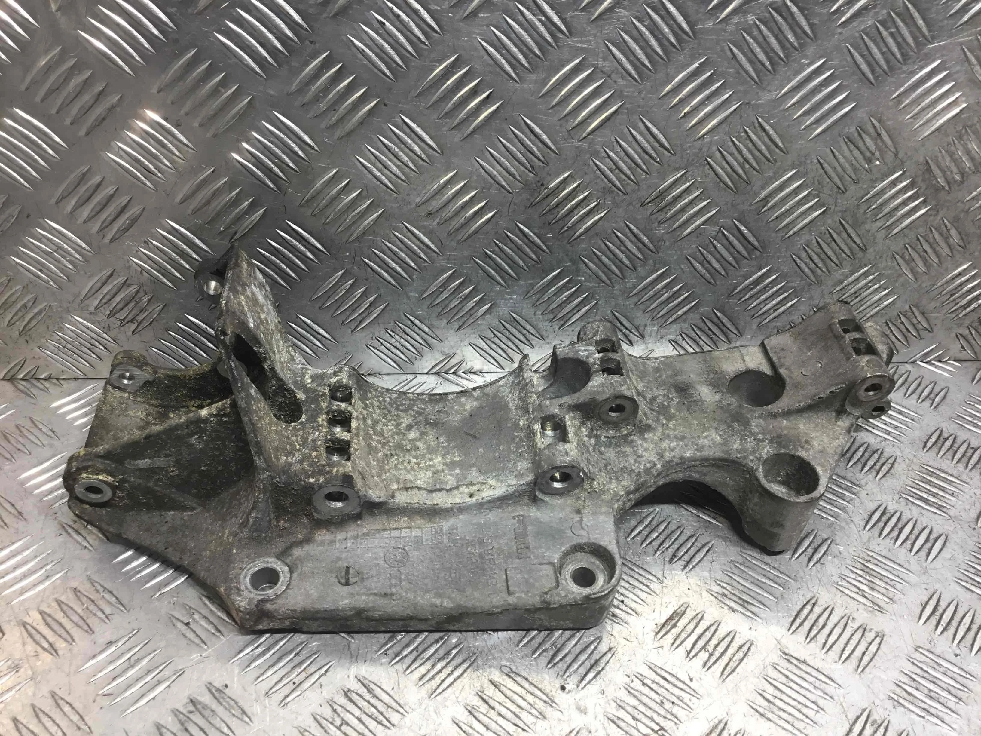 Кронштейн генератора Volkswagen Lupo 6X (1998-2005) дизель 1.4 TDI Механика Х/б