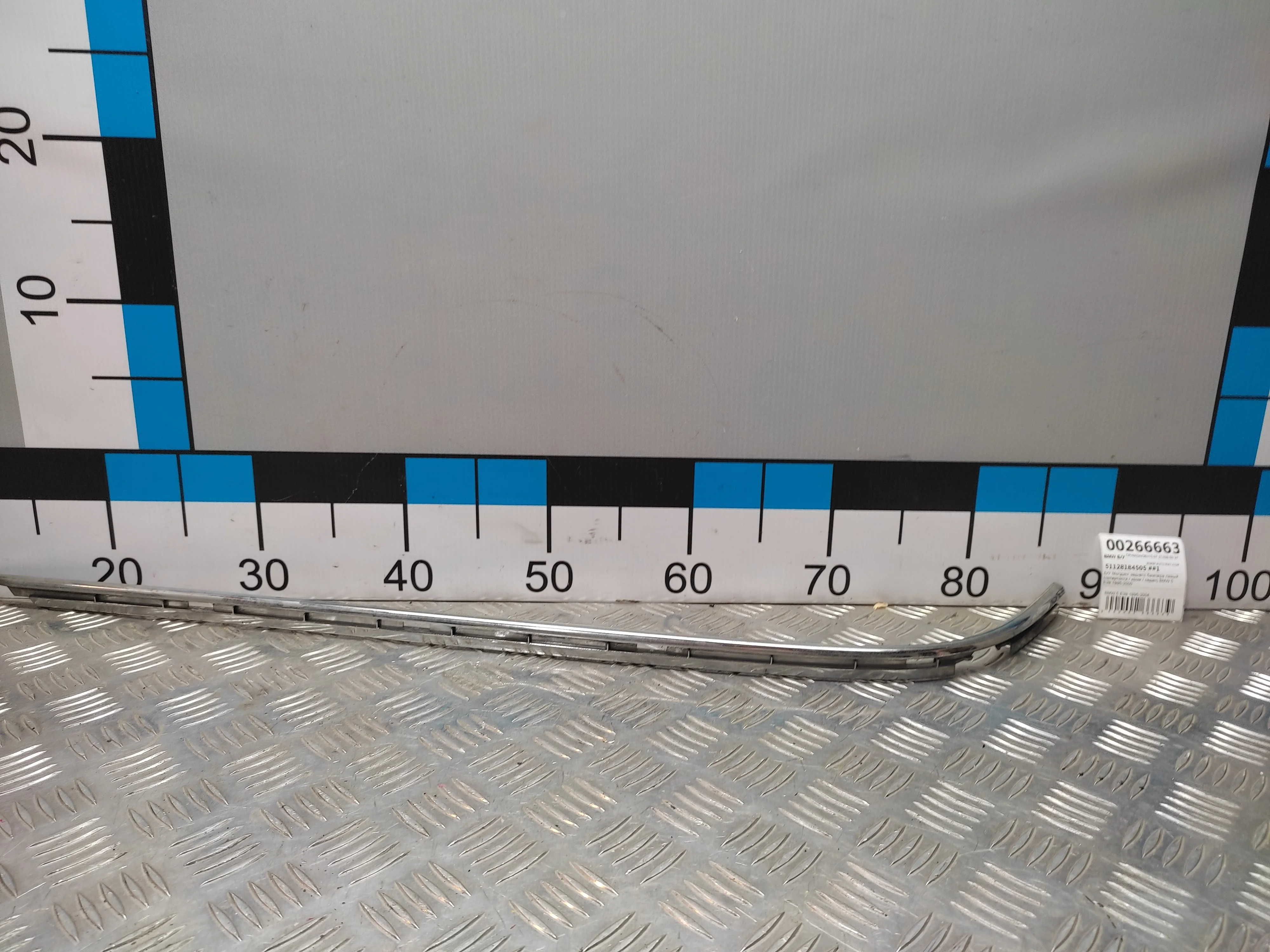 [Б/У] Молдинг заднего бампера левый - потертости / хром / седан [Незначительные дефекты] [Код: 00299079 ]