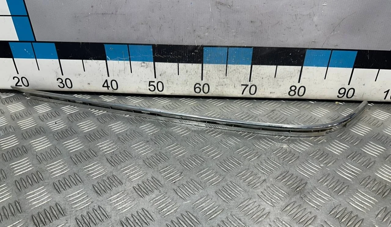 [Б/У] Молдинг заднего бампера левый - потёртости, царапины [Незначительные дефекты] [Код: 00592936 ]