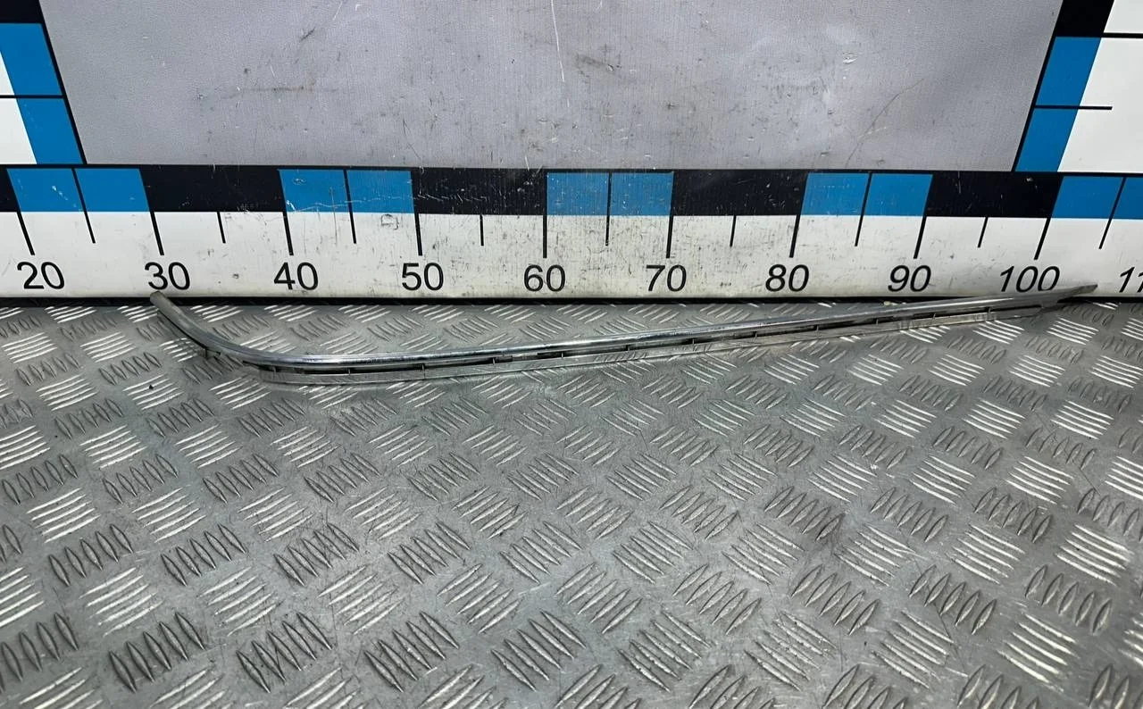 [Б/У] Молдинг заднего бампера правый - царапины, потёртости [Незначительные дефекты] [Код: 00592940 ]