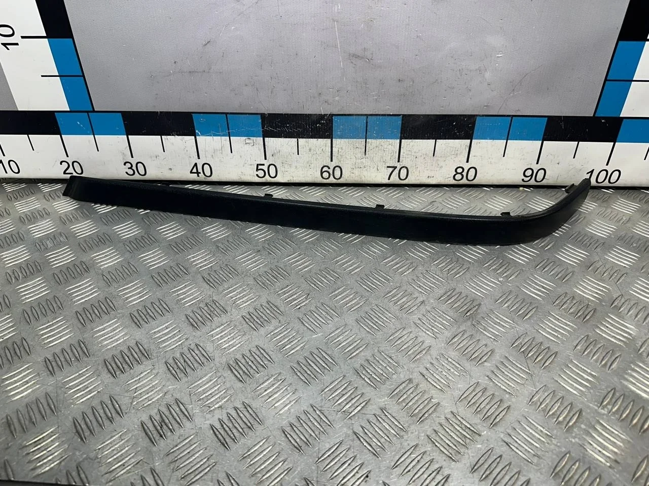 [Б/У] Молдинг заднего бампера правый - царапины, потёртости [Незначительные дефекты] [Код: 00592938 ]