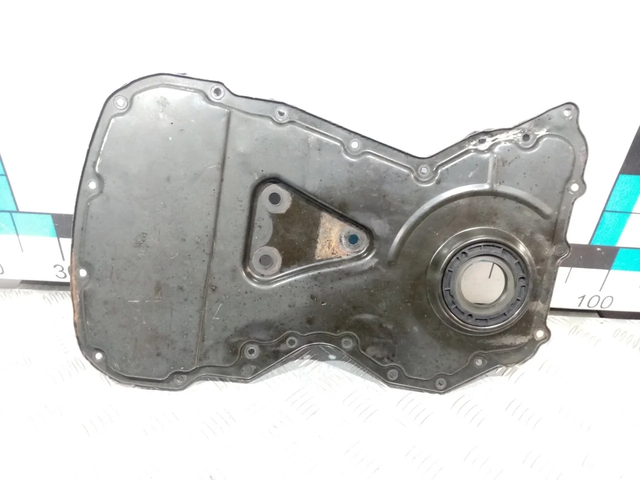 [Б/У] Крышка двигателя передняя - Примятость в углу [Незначительные дефекты] [Код: 00593104 ]