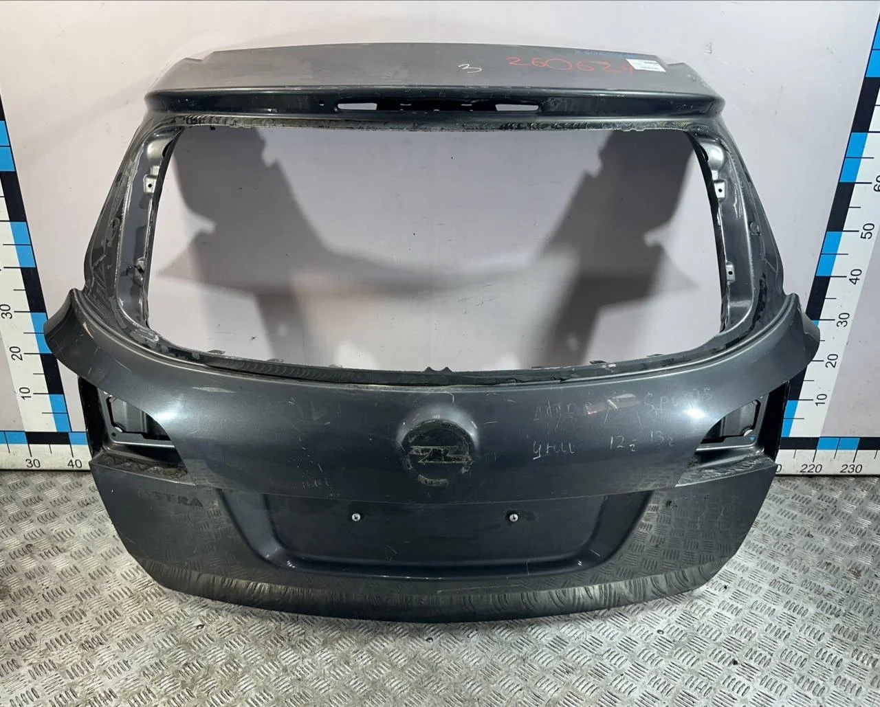 [Б/У] Дверь багажника универсал Opel Astra J 2010> - примята правая сторонанад фонарем / универсал [Незначительные дефекты] [Код: 00317403 ]