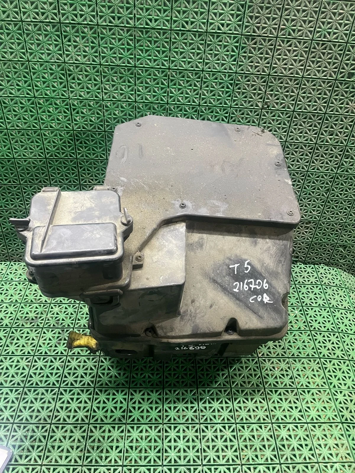 Корпус блока предохранителей VOLKSWAGEN TRANSPORTER T5 2003- в сборе средний б/у TRANSPORTER T5(2003-2015)